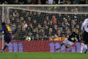 Video: Messi không thắng nổi thủ môn của Valencia trên chấm phạt đền