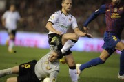 Video: Trọng tài không thổi phạt khi thủ môn Pinto của Barca bắt bóng ngoài vòng cấm