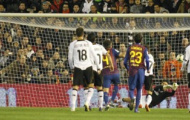 Đừng trách Messi! Alves là 'vua bắt phạt đền'!