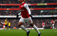 HLV Wenger sợ Oxlade-Chamberlain sẽ giống Wilshere