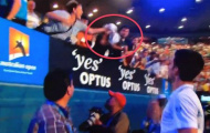 Fan bị lăng mạ vì cướp chiếc áo của Djokovic