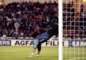 Video: Rene Higuita tái hiện pha bắt bóng kiểu bò cạp