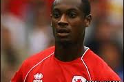 Video: Justin Hoyte bị cổ động viên Middlesbrough lao vào sân đốn ngã