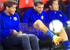Video: Dani Alves và Dos Santos ngẫu hứng tâng bóng trên ghế dự bị