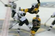 Video NHL: Brooks Orpik hất bay Daniel Paille ngay trên sân