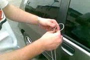 Video: Mẹo mở cửa xe ôtô với dây giày