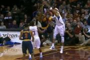 Video NBA: Mất thăng bằng nhưng Antawn Jamison vẫn biết cách ghi điểm