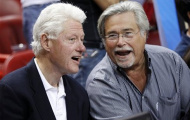 Cựu Tổng thống Bill Clinton làm khán giả trong trận đấu giữa Miami Heat và Orlando Magic