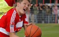 Schweinsteiger được mời khoác áo đội... bóng rổ