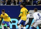 Video: Pha qua người ngẫu hứng của Ronaldinho vs Bosnia