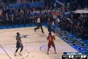 Video NBA: Cú dunk mạnh mẽ của James trong trận All-Star
