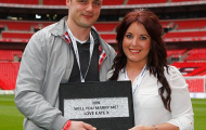 Lãng mạn ngày 29/2: fan nữ cầu hôn bạn trai tại Wembley