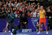 Video: Rory McIlroy so vợt với Sharapova