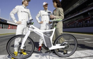 Hai tay đua của Mercedes GP nhận xe đạp nghìn đô