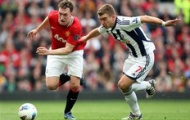 Video: Phil Jones ngã nhào sau nỗ lực cứu bóng