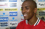 Ashley Young: Áp lực luôn thuộc về City