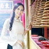 Mai Phương Thúy vãn cảnh chùa
