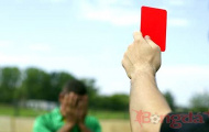 Thẻ đỏ cho nhân viên khiêng cáng ở sân Kiên Giang