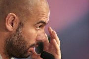 Video: Pep Guardiola ném chai nước vào một người quay phim