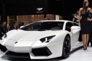 Video: Lamborghini Aventador bên người đẹp