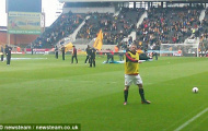 Rooney sút bóng làm gãy tay fan nhí