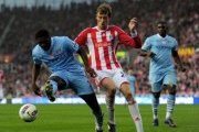Video Premier League: Crouch và Yaya Toure cùng lập siêu phẩm, Stoke chia điểm với Man City