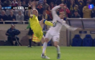 Kinh hãi cú tung cước vào cầu thủ Real của “De Jong” APOEL