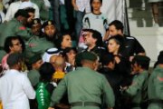 Video: Màn xô xát giữa Maradona và cổ động viên Al Shabab