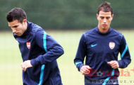 Arsenal bán Chamakh, “trói” Van Persie