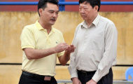 Trưởng giải lắng nghe tâm sự của Chủ tịch đội bóng ngay trên sân