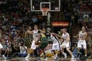 Video NBA: Hai cầu thủ Spurs cũng không thể cản được Favors úp rổ