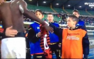 Chievo lý giải hành động từ chối nhận áo của cậu bé nhặt banh