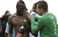 Mario Balotelli bị tống tiền vì mở rượu champagne