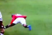Video châm biếm: Đã tìm ra bí quyết té đẹp của Ashley Young