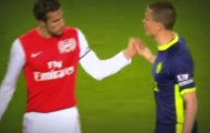 Van Persie hành động không đẹp với thủ quân Wigan
