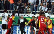 Video: Emmanuel Eboue bị tấn công bởi người hâm mộ Besiktas