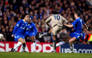 Video: Xem lại pha ngoáy mông ghi bàn của Ronaldinho vào lưới Chelsea