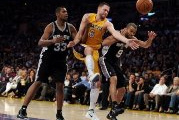 Video NBA 18/4: San Antonio Spurs đại thắng L.A. Lakers ngay trên sân khách