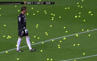 CĐV Sevilla ném bóng tennis xuống sân phản đối sự ưu ái dành cho El Clasico