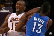 Video NBA: Pha đánh nguội bằng cùi chỏ của Metta World Peace (Los Angeles Lakers)