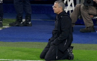 Khi Mourinho quỳ xuống...