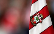 Video: CĐV Southampton tràn vào sân mừng đội nhà lên hạng