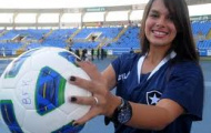 Video: Người đẹp ra sân nhặt bóng giúp Botafogo vô địch Brazil