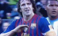 Puyol ăn mừng bằng cách giả làm bụng bầu