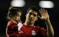 Video: Ngắm con gái dễ thương của Suarez ngay tại Anfield