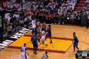 Video NBA: Tình huống tả xung hữu đột của D-Wade với các hậu vệ của Knicks