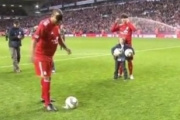 Video: Robbie Fowler,John Barnes tranh tài 'bịt mắt đá penalty'