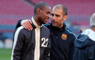 Pep đến thăm Abidal và món quà mang giá trị Catalunya