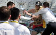 Cúp Euro bị Anti-fan “cuồng” cướp