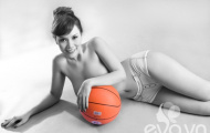 Hotgirl Linh Phương lấy bóng che ngực đầy